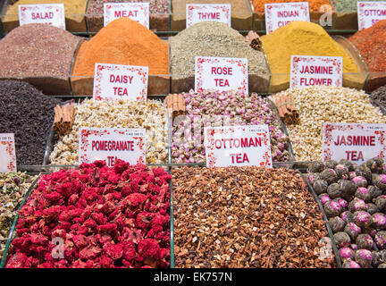 Selezione della varietà di varie tisane sul display in un bazar turco di stallo del mercato Foto Stock