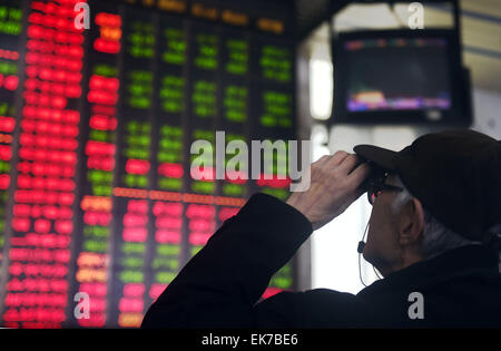 (150408) -- SHENYANG, 8 aprile 2015 (Xinhua) -- Un investitore guarda attraverso le scorte informazioni a una sala di trading di titoli di una società a Shanghai in Cina orientale, Aprile 8, 2015. Le riserve cinesi si è conclusa superiore su Mercoledì con il benchmark Shanghai Composite Index fino a 0,84 percento di finire a punti 3,994.81. La Shenzhen indice componente guadagnato 0,53 percento per chiudere a 13,841.72 punti. L'indice ChiNext, tracciamento della Cina di Nasdaq-scheda di stile di crescita delle imprese, immerso da 2,68 percento a fine a punti 2,488.16. (Xinhua/Yang Qing) (lfj) Foto Stock