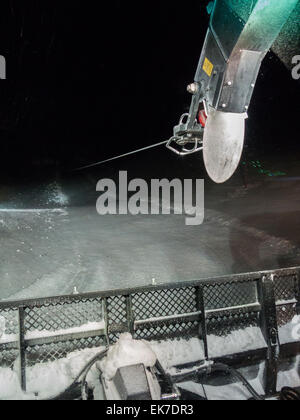 Prinoth Leitwolf neve macchina grooming winching in La Mongie ski resort, Francia. Foto Stock