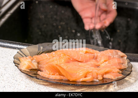 Piatto di salmone per la preparazione di sushi Foto Stock