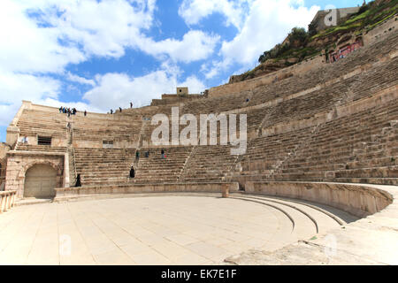 Amman, Giordania - Marzo 22,2015: turisti nell'anfiteatro romano di Amman in Giordania Foto Stock