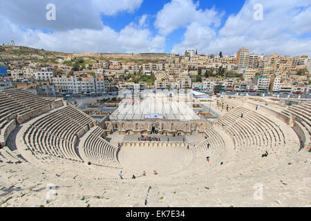 Amman, Giordania - Marzo 22,2015: turisti nell'anfiteatro romano di Amman in Giordania Foto Stock