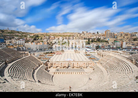 Amman, Giordania - Marzo 22,2015: turisti nell'anfiteatro romano di Amman in Giordania Foto Stock