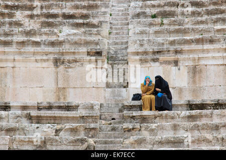 Amman, Giordania - Marzo 22,2015: turisti nell'anfiteatro romano di Amman in Giordania Foto Stock