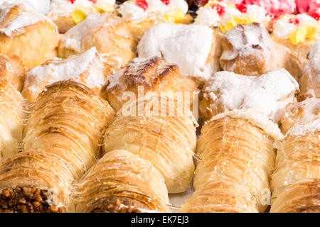 Vari dessert con crema di farcitura, la noce di cocco e lo zucchero in polvere Foto Stock