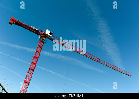Alto edificio rosso gru contro il cielo blu Foto Stock