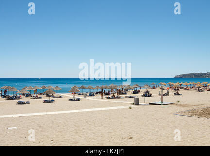 Faliraki hotel resort sull' isola di Rodi in Grecia, vista superiore alla famosa spiaggia con palme e ombrelloni Foto Stock