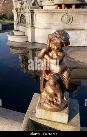 Cherubino statua sui bordi della Stewart fontana commemorativa in Kelvingrove Park, Glasgow, Scotland, Regno Unito Foto Stock