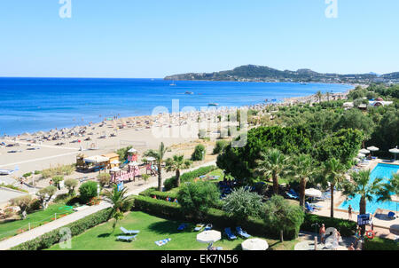 Faliraki hotel resort sull' isola di Rodi in Grecia, vista superiore alla famosa spiaggia con palme e ombrelloni Foto Stock