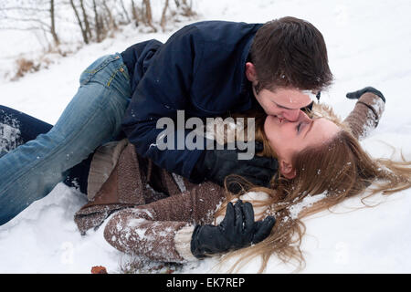 Appassionato amore di neve sul terreno Foto Stock