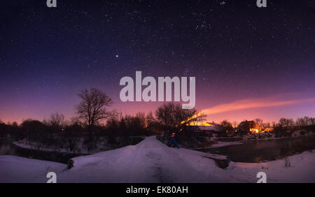 Cielo pieno di stelle. Bella notte invernale in Ucraina Foto Stock