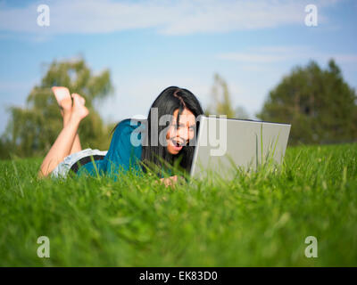 Felice utente Laptop Foto Stock