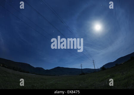 Splendido cielo notturno con la luna e le stelle. Molla in Crimea Foto Stock