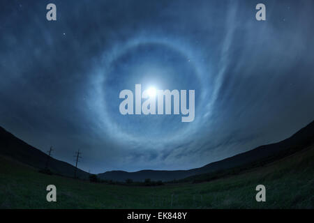 Splendido cielo notturno con la luna e le stelle. Molla in Crimea Foto Stock