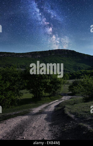 Via Lattea. Splendido cielo notturno con stelle in Crimea Foto Stock