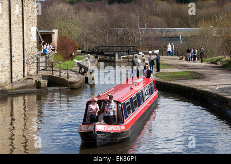 Narrowboat lasciando lock sul Rochdale Canal, Sowerby Bridge, West Yorkshire Foto Stock