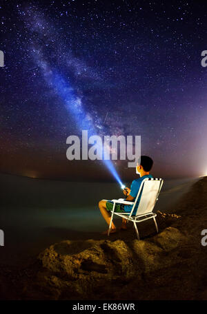 Via Lattea. Bella notte estiva sul mare in Ucraina Foto Stock