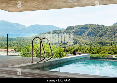 Casa, interno, architettura moderna, o con vista in piscina Foto Stock