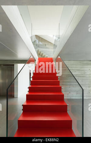 Interno, scalinata rossa in villa moderna Foto Stock