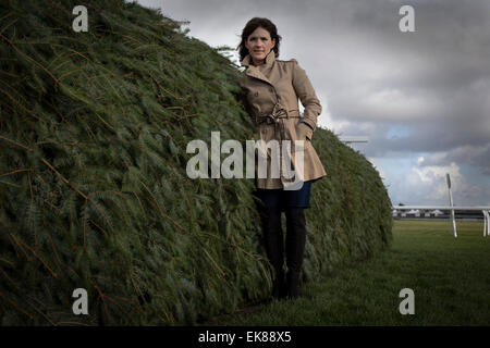 Jockey irlandese Katie Walsh, nella foto accanto alla sedia, uno del la maggior parte dei test i recinti del Grand National a Eglinton, Liverpool. Walsh è arrivato terzo nel 2012 Grand National sulla spigola, dandole la finitura di alta qualità per un concorrente di sesso femminile. Walsh è la figlia di dilettante jump jockey, trainer e televisione pundit, Ted Walsh e la sorella di top class jump jockey, Ruby Walsh. Foto Stock