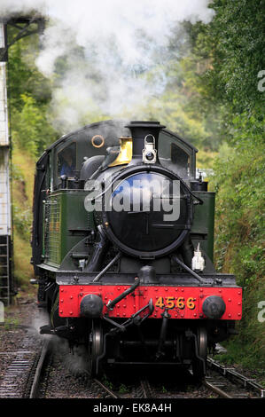 Un GWR Grande Prairie serbatoio del motore si avvicina Arley stazione con un pomeriggio treno passeggeri, Severn Valley Railway, Worcestershi Foto Stock