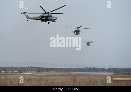 Kubinka airfield, Mosca, Russia. 8 Aprile, 2015. Elicotteri da attacco Mil Mi-28 Havoc volare durante la parata di prove dedicata al settantesimo anniversario della vittoria nella guerra mondiale II, vicino a Kubinka aerodromo militare nella regione di Mosca di Russia, Aprile 8, 2015 Credit: Xinhua/Alamy Live News Foto Stock