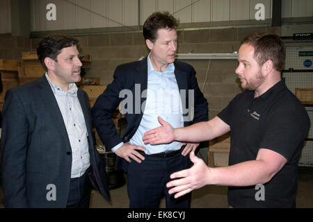 Chippenham, Regno Unito. 8 Aprile, 2015. Il vice primo ministro Nick Clegg e il gruppo del Partito europeo dei liberali democratici candidato parlamentare per Chippenham Duncan finimenti di parlare a un dipendente Dymag durante la loro visita alla fabbrica Dymag in Chippenham,Wiltshire. Credito: lynchpics/Alamy Live News Foto Stock