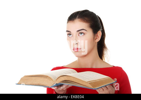 Giovane donna la lettura di un vecchio libro Foto Stock