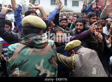 Srinagar, Indiano Kashmir amministrato. 8 Aprile, 2015. Poliziotti indiano azzuffa con dello stato del Jammu e Kashmir governo insegnanti gridare slogan durante una manifestazione di protesta a Srinagar, Indiano Kashmir controllata, la polizia ha imprigionato decine di governo gli insegnanti che protestavano sostenendo che essi non sono stati pagati gli stipendi per diversi mesi Credito: Sofi Suhail/Alamy Live News Foto Stock