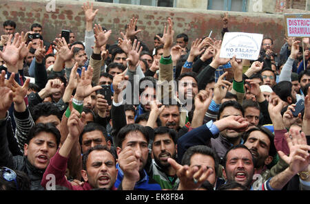 Srinagar, Indiano Kashmir amministrato. 8 Aprile, 2015. Dello stato del Jammu e Kashmir governo insegnanti gridare slogan durante una manifestazione di protesta a Srinagar, Indiano Kashmir controllata, la polizia ha imprigionato decine di governo gli insegnanti che protestavano sostenendo che essi non sono stati pagati gli stipendi per diversi mesi Credito: Sofi Suhail/Alamy Live News Foto Stock