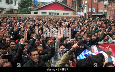 Srinagar, Indiano Kashmir amministrato. 8 Aprile, 2015. Dello stato del Jammu e Kashmir governo insegnanti gridare slogan durante una manifestazione di protesta a Srinagar, Indiano Kashmir controllata, la polizia ha imprigionato decine di governo gli insegnanti che protestavano sostenendo che essi non sono stati pagati gli stipendi per diversi mesi Credito: Sofi Suhail/Alamy Live News Foto Stock