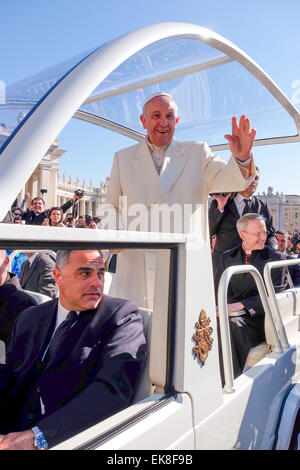 Città del Vaticano. 08 apr, 2015. Città del Vaticano papa Francesco Udienza Generale in Piazza San Pietro il giorno 08 Aprile 2015 Credit: Davvero Facile Star/Alamy Live News Foto Stock