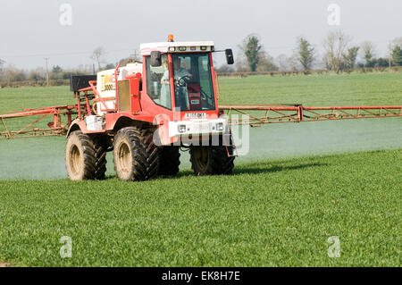 Trattore colture di irrorazione irrorazione delle colture trattori campi campo agriturismo fattorie agricole agricoltura agricoltore agli agricoltori di pesticidi di antiparassitari in Foto Stock