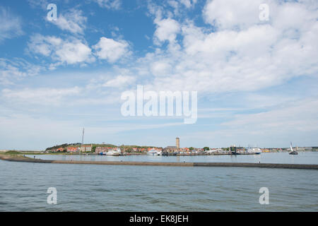 Villaggio ed un porto di wadden olandese isola Terschelling Foto Stock