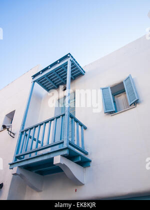 Colorata little terrazza a Santorini. La Grecia Foto Stock