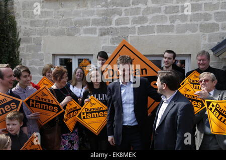 Chippenham, Regno Unito. 08 apr, 2015. Vice primo ministro e leader dei Lib Dems ha Nick Clegg con Chippenham PPC Duncan finimenti ospitare un attivista rally con parte locale sostenitori in Holt come parte della campagna in corso per le prossime elezioni generali. Il vice è stata trattata per un tour del pittoresco villaggio e residence di Duncan finimenti prima di partecipare al pranzo presso la fabbrica di guanto Studios e il Cafe con il Presidente della Camera di Commercio, Gareth Jones. Credito: Wayne Farrell/Alamy Live News Foto Stock