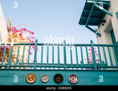 Colorata little terrazza a Santorini. La Grecia Foto Stock