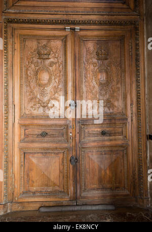 Una grande vecchia porta di legno nel museo del Louvre (Musee du Louvre a Parigi, Francia Europa UE Foto Stock