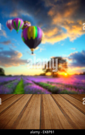 Campi di lavanda in inglese paesaggio di campagna con i palloni ad aria calda volare alto con doghe in legno piano Foto Stock