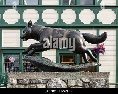L ultima grande gara, Husky scultura in omaggio all'Iditarod, Anchorage, Alaska, STATI UNITI D'AMERICA Foto Stock
