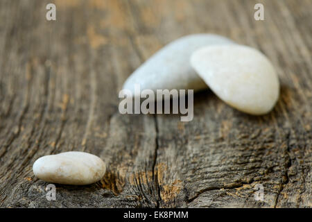 Pietre isolate su uno sfondo di legno Foto Stock