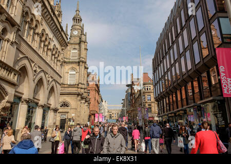 Un occupato Buchanan Street piena di acquirenti su un luminoso giorno di primavera in aprile, Glasgow, Scotland, Regno Unito Foto Stock