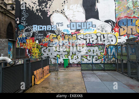 Coperto di graffiti parete in Parigi, Francia Europa UE Foto Stock