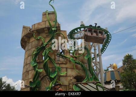 (150408) -- SINGAPORE, 8 aprile 2015 (Xinhua) -- Foto scattata il 8 aprile 2015 mostra 'Puss In Boots' viaggio Gigante' roller coaster presso gli Universal Studios Singapore Singapore. "Puss In Boots' viaggio Gigante", sospeso un roller coaster programma, è stato lanciato Mercoledì presso gli Universal Studios di Singapore. "Puss In Boots', che originariamente apparsa nel 'Shrek' franchise, rose di stand-alone di fama in ottobre 2011 con il suo primo film di successo come. Il lancio della sospensione a tema roller coaster mette in evidenza il parco a tema del quinto anniversario. (Xinhua/Bao Xuelin) Foto Stock