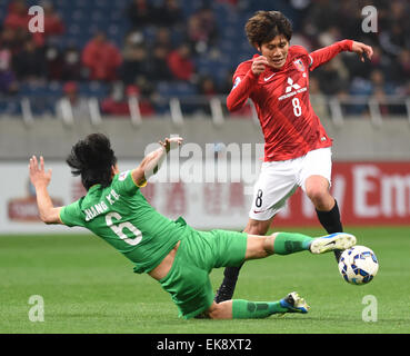 Saitama, Giappone. 8 apr, 2015. Yosuke Kashiwagi (R) del Giappone del Urawa Red Diamonds vies con Zhang Xiaobin di della Cina di Pechino Guoan durante il loro gruppo e corrispondono al 2015 AFC Champions League a Saitama, Giappone, 8 aprile 2015. La partita si è conclusa con un pareggio. Credito: Stringer/Xinhua/Alamy Live News Foto Stock