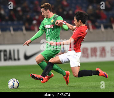 Saitama, Giappone. 8 apr, 2015. Erton Fejzullahu (L) di della Cina di Pechino Guoan vies con Ryota Moriwaki del Giappone del Urawa Red Diamonds durante il loro gruppo e corrispondono al 2015 AFC Champions League a Saitama, Giappone, 8 aprile 2015. La partita si è conclusa con un pareggio. Credito: Stringer/Xinhua/Alamy Live News Foto Stock