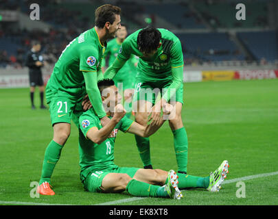 Saitama, Giappone. 8 apr, 2015. Yu Dabao (fondo) della Cina Pechino Guoan reagisce dopo il punteggio contro il Giappone Urawa Red Diamonds durante il loro gruppo e corrispondono al 2015 AFC Champions League a Saitama, Giappone, 8 aprile 2015. La partita si è conclusa con un pareggio. Credito: Stringer/Xinhua/Alamy Live News Foto Stock