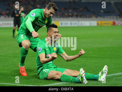 Saitama, Giappone. 8 apr, 2015. Yu Dabao (R) di della Cina di Pechino Guoan reagisce dopo il punteggio contro il Giappone Urawa Red Diamonds durante il loro gruppo e corrispondono al 2015 AFC Champions League a Saitama, Giappone, 8 aprile 2015. La partita si è conclusa con un pareggio. Credito: Stringer/Xinhua/Alamy Live News Foto Stock