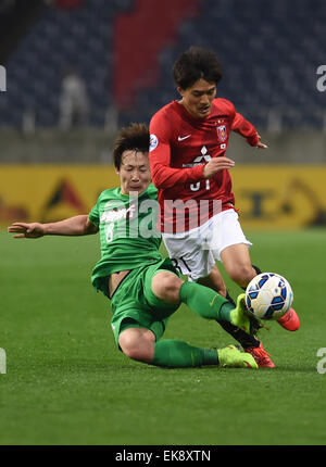 Saitama, Giappone. 8 apr, 2015. Piao Cheng (L) di della Cina di Pechino Guoan vies con Toshiyuki Takagi del Giappone del Urawa Red Diamonds durante il loro gruppo e corrispondono al 2015 AFC Champions League a Saitama, Giappone, 8 aprile 2015. La partita si è conclusa con un pareggio. Credito: Stringer/Xinhua/Alamy Live News Foto Stock