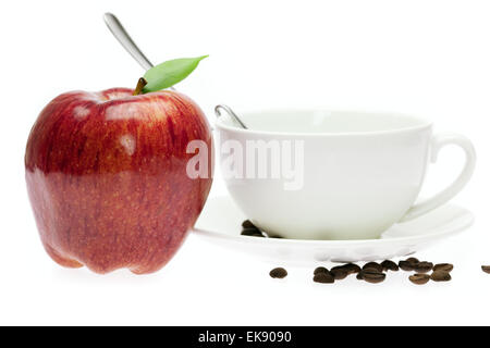 Le mele in una ciotola, cucchiaio e i chicchi di caffè isolato su bianco Foto Stock